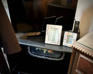 TV stand with Samsung TV