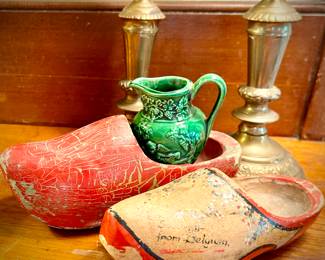 Vintage majolica mini pitcher in Dutch wooden shoes