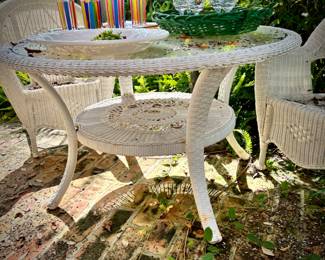 White wicker round table 