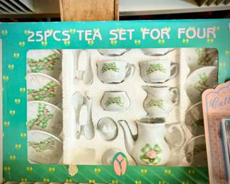 Vintage child's tea set 