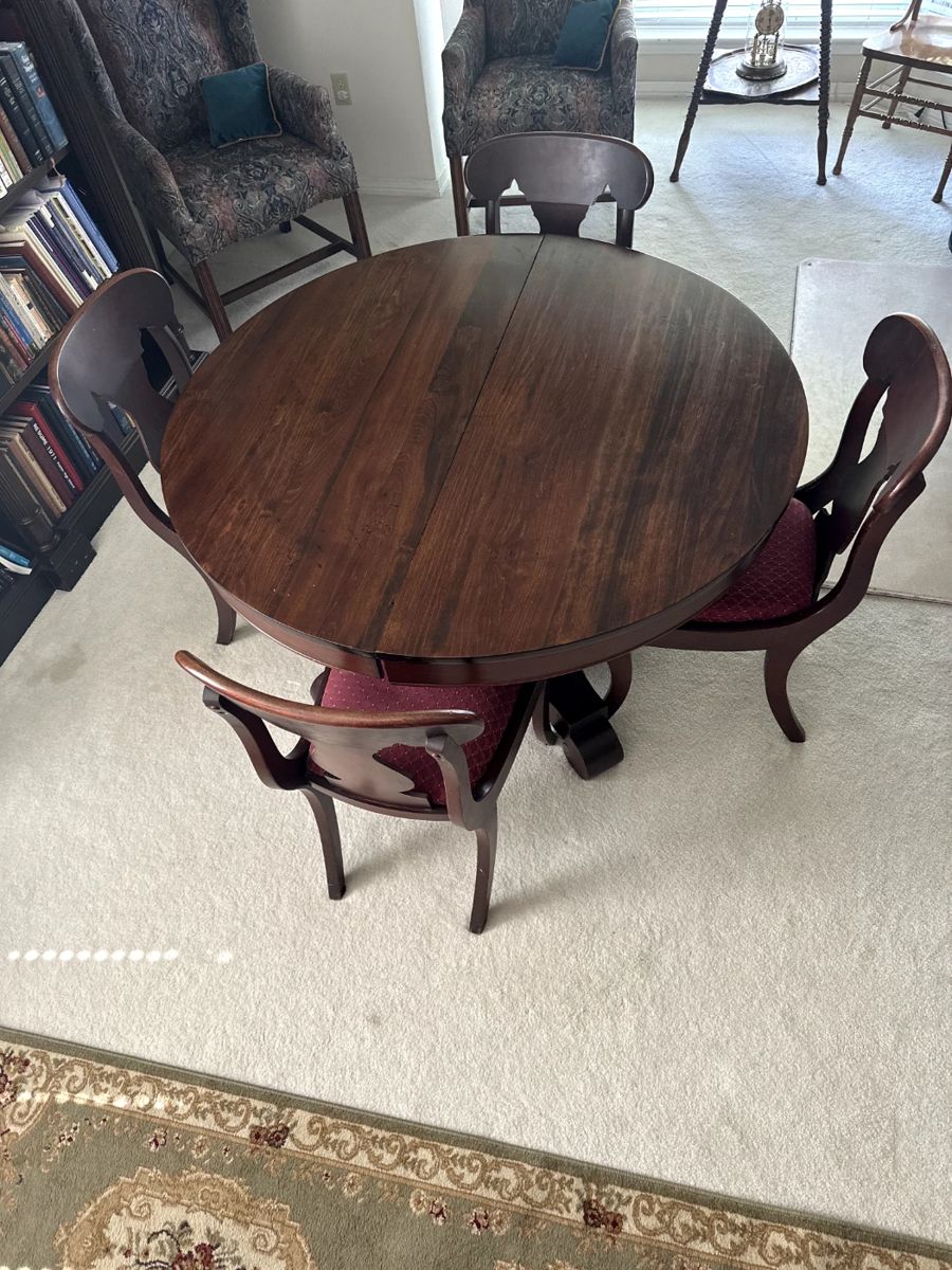 Round dining table, expandable with 5 leaves, 4 padded chairs