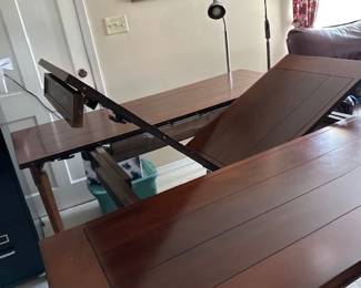 Dining Table that expands from 4 to six seated guests. Comes with 6 chairs.