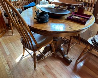 OAK TABLE WITH 6 CHAIRS AND 2 LEAVES.