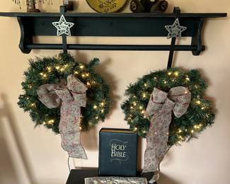 LOTS OF GREAT CHRISTMAS DECOR.