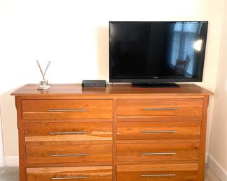 Daniel’s Amish wood 8 drawer long dresser 