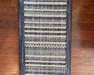 Small throw rug mat