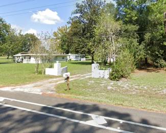 Look for these two driveway markers, and turn right here...then drive down the long driveway to the end. See ya soon!