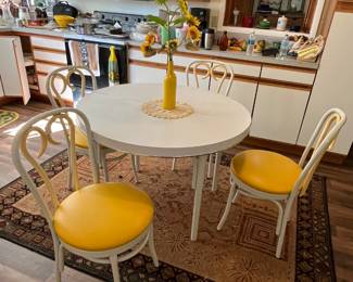 DAYSTROM Formica table with 4 chairs and leaf.