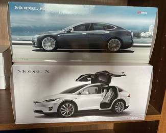 TESLA 1:18 Scale Model S Diecast Model Car 5 Colors Official Goods.
TESLA 1:18 Scale Model X diecast  Model Car 
