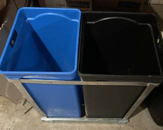 Recycle/trash can set.