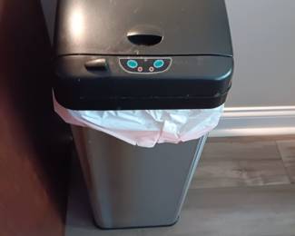 Electric trash bin