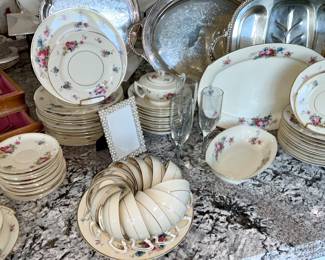 Vintage, Rose Czecho-Slovakia, 87 Pieces