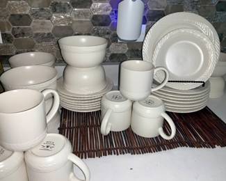 Bee & Willow, "Ashville", 32 piece