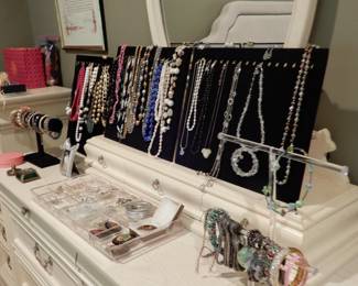 A NICE COLLECTION OF COSTUME JEWELRY