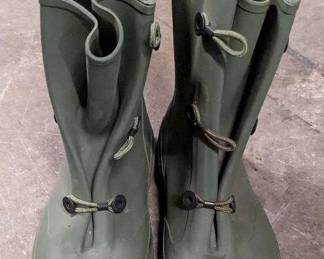 WST112 Keep Your Feet Dry With A Pair Of Army Rainboots.