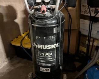 WST030 HUSKY 175 psi Air Compressor With Air Hose.