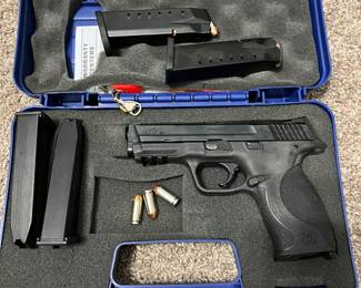 Comes with 6 magazines. Only 4 are showing. 40 Caliber S&W, New