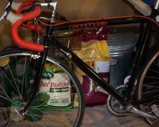Several bikes in good clean condition to include a men's Cannondale, 