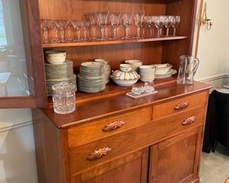 Another view of the sideboard/hutch 