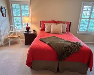 Queen bed/nightstand/lamp 