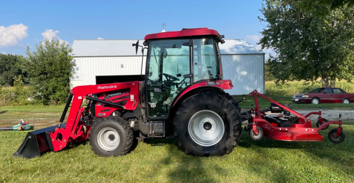 2017 MAHINDRA TRACTOR WITH FRONT LOADER AND REAR MOUNT FINISHING DECK 1,123 HOURS EXCELLENT WORKING CONDITION