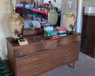VINTAGE DRESSER & LAMPS