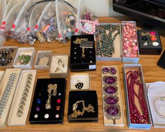 COSTUME JEWELRY (MUCH MORE THAN PICTURED!)