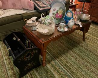 Drop leaf coffee table