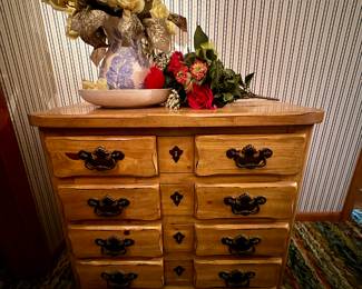 Accent chest