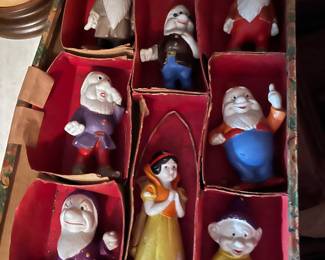 Snow White and the Seven Dwarfs ceramic porcelain figurine set with box.