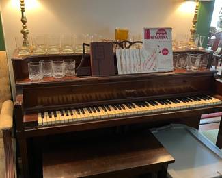 Behning piano, high quality, status symbol of the late 1800s and early 1900s. In pristine condition