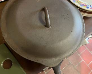 #12 Cast iron skillet with lid