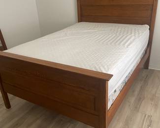 This nice antique oak bed & mattresses will need to be picked up in The Villages. Once paid for I’ll supply you her name, phone # & address. She will be there waiting for you. 