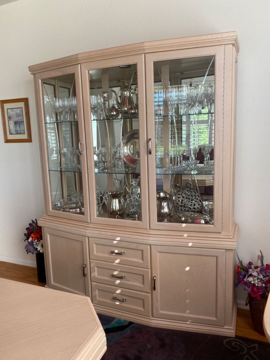 Gorgeous Thomasville light wood lighted hutch.