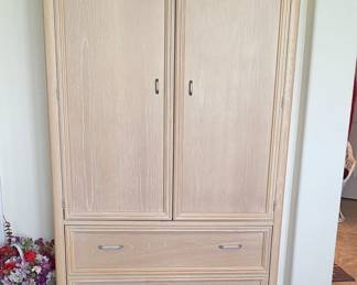 Light oak Thomasville hutch 2 large drawers, cabinet doors w/adjustable shelf and 2 inside drawers 