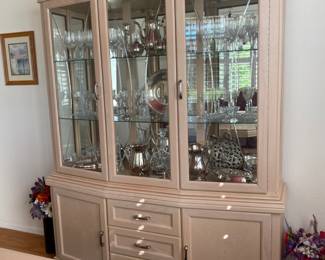 Gorgeous Thomasville light wood lighted hutch. 