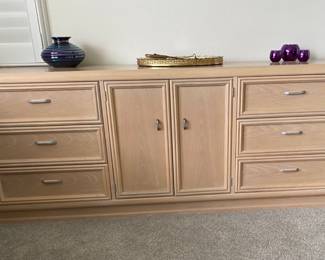 Light oak Thomasville bureau 6 drawers, 2 cabinet doors with 3 inside drawers