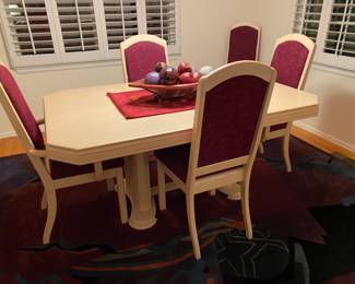 Thomasville dining room table with 2 armed cushioned chairs and 4 cushioned armless chairs, 18" leaf 
