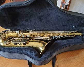 King Super 20 Saxophone with pearl and case