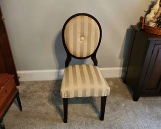 ANTIQUE CHAIR
