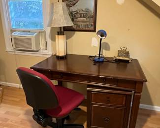 DESK/CHAIR