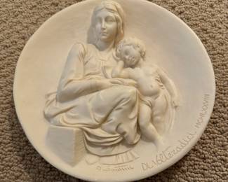 Royal Windsor "Madonna Pensosa" Porcelain Plate. Photo 1 of 2.