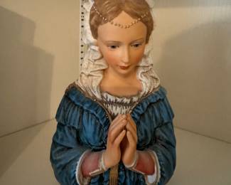 Vintage Porcelain Virgin Mary Bust. Photo 1 of 2.