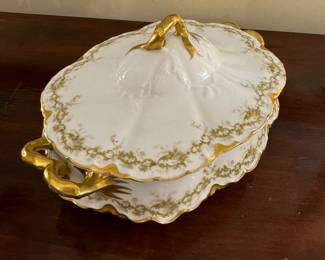 Haviland & Co Limoges Lidded Tureen. Photo 2 of 3.