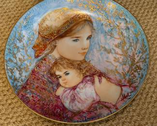 Edna Hibel "Emily & Jennifer" Collector Plate. Photo 1 of 2.
