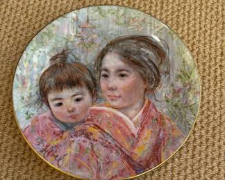 Edna Hibel "Sayuri & Child" Collector Plate. Photo 1 of 2.