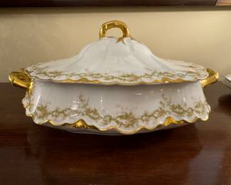 Haviland & Co Limoges Lidded Tureen. Photo 1 of 3.