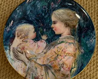 Edna Hibel "Kristina & Child" Collector Plate. Photo 1 of 2.