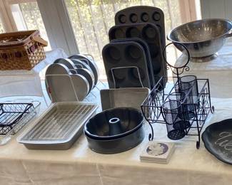 More kitchen cookware