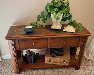 Nice 2 drawer table and drawers.
